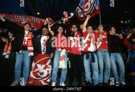 Kaiserslautern, Deutschland. Februar 2024. firo: 25/1996 Fußball: Fußball: Archivfotos, Archivfotos, Archivfotos, Archivfotos, DFB-Cup-Saison 1995/1996, 95/96, Finale, Pokalfinale, 1. FC Kaiserslautern, will, Pokalsieger 1. FC Kaiserslautern - KSC, Karlsruher SC, Karlsruher 1:0 Fans, of, 1. FC Kaiserslautern Credit: dpa/Alamy Live News Stockfoto