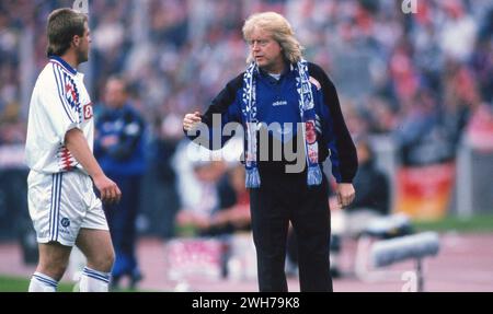 Kaiserslautern, Deutschland. Februar 2024. firo: 25/1996 Fußball: Fußball: Archivfotos, Archivfotos, Archivfotos, Archivfotos, DFB-Cup-Saison 1995/1996, 95/96, Finale, Pokalfinale, 1. FC Kaiserslautern, will, Pokalsieger 1. FC Kaiserslautern - KSC, Karlsruher SC, Karlsruher 1:0 Winfried Schafer, Trainer, aus, KSC, Karlsruher SC, Karlsruher Credit: dpa/Alamy Live News Stockfoto