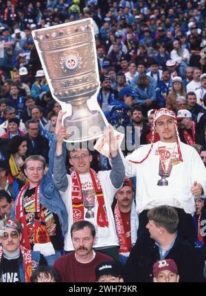 Kaiserslautern, Deutschland. Februar 2024. firo: 25/1996 Fußball: Fußball: Archivfotos, Archivfotos, Archivfotos, Archivfotos, DFB-Cup-Saison 1995/1996, 95/96, Finale, Pokalfinale, 1. FC Kaiserslautern, will, Pokalsieger 1. FC Kaiserslautern - KSC, Karlsruher SC, Karlsruher 1:0 Fans von 1. FC Kaiserslautern mit dem DFB Cup Credit: dpa/Alamy Live News Stockfoto