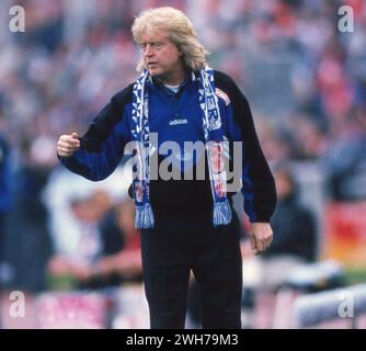 Kaiserslautern, Deutschland. Februar 2024. firo: 25/1996 Fußball: Fußball: Archivfotos, Archivfotos, Archivfotos, Archivfotos, DFB-Cup-Saison 1995/1996, 95/96, Finale, Pokalfinale, 1. FC Kaiserslautern, will, Pokalsieger 1. FC Kaiserslautern - KSC, Karlsruher SC, Karlsruher 1:0 Winfried Schafer, Trainer, aus, KSC, Karlsruher SC, Karlsruher Credit: dpa/Alamy Live News Stockfoto