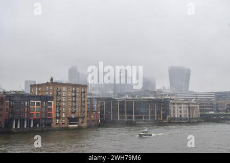 London, Großbritannien. Februar 2024. Die Skyline der City of London verschwindet, wenn der Regen die Hauptstadt trifft. Quelle: Vuk Valcic/Alamy Stockfoto