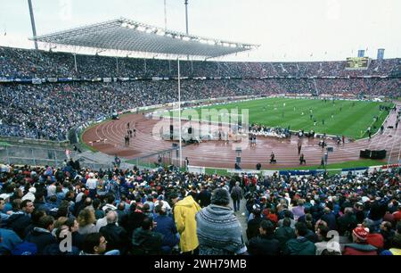 Kaiserslautern, Deutschland. Februar 2024. firo: 25/1996 Fußball: Fußball: Archivfotos, Archivfotos, Archivfotos, Archivfotos, DFB-Cup-Saison 1995/1996, 95/96, Finale, Pokalfinale, 1. FC Kaiserslautern, will, Pokalsieger 1. FC Kaiserslautern - KSC, Karlsruher SC, Karlsruher 1:0 Übersicht, Stadionübersicht, Olympiastadion, vorher, The Renovation Credit: dpa/Alamy Live News Stockfoto