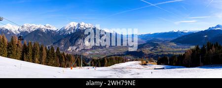 Alpines Skigebiet in Oberperfuss in den Alpen, Tirol, Österreich Stockfoto