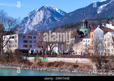 Stadtbild des Innsbrucker Stadtzentrums mit wunderschönen Häusern, Inn und Tiroler Alpen, Österreich, Europa Stockfoto