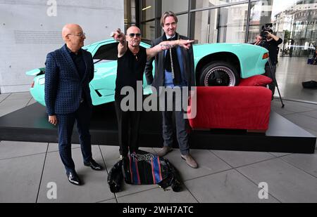 München, Deutschland. Februar 2024. Kurator Bernhart Schwenk (l-r), der österreichische Künstler Wolfgang Flatz und der Generaldirektor der Bayerischen Staatsgemäldesammlungen Bernhard Maaz stehen bei der Medienvorschau der Ausstellung Flatz. Irgendetwas stimmt nicht mit der physischen Skulptur in der Pinakothek der Moderne. Quelle: Felix Hörhager/dpa/Alamy Live News Stockfoto