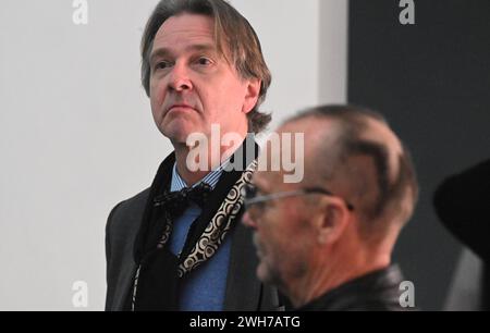 München, Deutschland. Februar 2024. Bernhard Maaz (l), Generaldirektor der Bayerischen Staatlichen Gemäldesammlungen, steht neben dem österreichischen Künstler Wolfgang Flatz bei der Medienvorschau der Ausstellung Flatz. Irgendetwas stimmt nicht mit der physischen Skulptur in der Pinakothek der Moderne. Quelle: Felix Hörhager/dpa/Alamy Live News Stockfoto