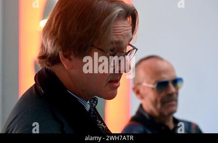 München, Deutschland. Februar 2024. Bernhard Maaz (l), Generaldirektor der Bayerischen Staatlichen Gemäldesammlungen, spricht neben dem österreichischen Künstler Wolfgang Flatz bei der Medienvorschau der Ausstellung Flatz. Irgendetwas stimmt nicht mit der physischen Skulptur in der Pinakothek der Moderne. Quelle: Felix Hörhager/dpa/Alamy Live News Stockfoto