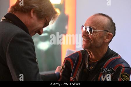 München, Deutschland. Februar 2024. Bernhard Maaz (l), Generaldirektor der Bayerischen Staatlichen Gemäldesammlungen, spricht mit dem österreichischen Künstler Wolfgang Flatz bei der Medienvorschau der Ausstellung Flatz. Irgendetwas stimmt nicht mit der physischen Skulptur in der Pinakothek der Moderne. Quelle: Felix Hörhager/dpa/Alamy Live News Stockfoto