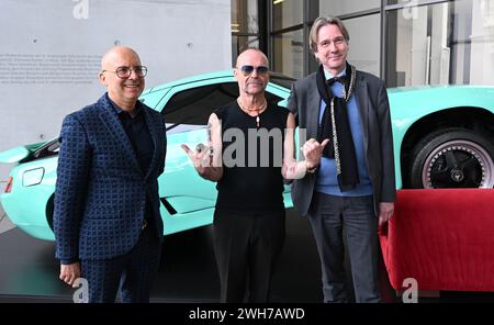 München, Deutschland. Februar 2024. Kurator Bernhart Schwenk (l-r), der österreichische Künstler Wolfgang Flatz und der Generaldirektor der Bayerischen Staatsgemäldesammlungen Bernhard Maaz stehen bei der Medienvorschau der Ausstellung Flatz. Irgendetwas stimmt nicht mit der physischen Skulptur in der Pinakothek der Moderne. Quelle: Felix Hörhager/dpa/Alamy Live News Stockfoto