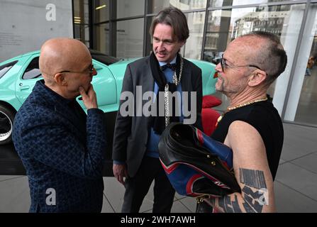 München, Deutschland. Februar 2024. Kurator Bernhart Schwenk (l), österreichischer Künstler Wolfgang Flatz (r) und der Generaldirektor der Bayerischen Staatsgemäldesammlungen Bernhard Maaz sprechen bei der Medienvorschau der Ausstellung Flatz. Irgendetwas stimmt nicht mit der physischen Skulptur in der Pinakothek der Moderne. Quelle: Felix Hörhager/dpa/Alamy Live News Stockfoto