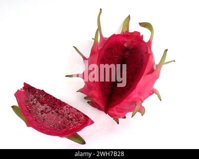 Frische pitaya rote Drachenfrucht isoliert auf weißem Hintergrund Stockfoto