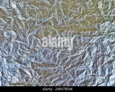 Hintergrundtapete aus Aluminiumfolie mit zerknitterter silberner Textur. Abstrakte Illustration Stockfoto