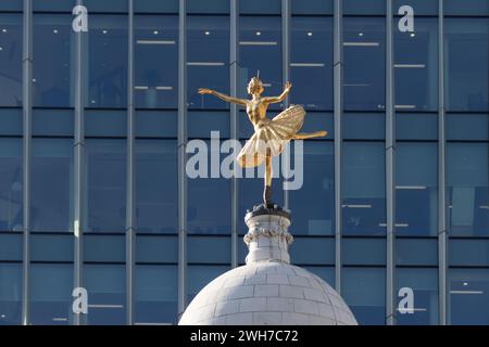 LONDON, GROSSBRITANNIEN, 21. MÄRZ. Nachbildung der Statue von Anna Pavlova auf der Cupola des Victoria Palace Theatre in London am 21. März 2018 Stockfoto