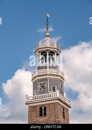 Turm der reformierten Kirche in der Altstadt von Lemmer, Friesland, Niederlande Stockfoto