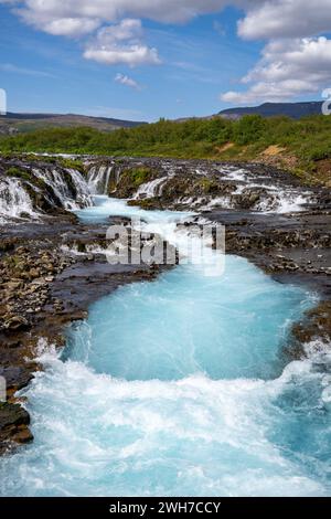 Bruarfoss Wasserfall an einem sonnigen Tag im Sommer. Das wunderschöne türkisfarbene Wasser in Island entlang des Golden Circle Stockfoto