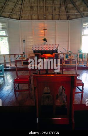 Tobago St Thomas Church Interior St Davids Anglican Parish Lecturn und Altar aus Holz Stockfoto