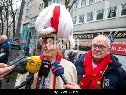 Köln, Deutschland. Februar 2024. Henriette Reker (l), Oberbürgermeisterin von Köln, gibt in Anwesenheit von Polizeipräsident Johannes Hermanns (r) ein Interview in den Medien über die Lage in der Stadt Weiberfastnacht. Quelle: Thomas Banneyer/dpa/Alamy Live News Stockfoto