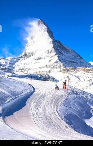 Skipiste unter dem Gipfel der Mattherhorner Alpen, Skigebiet Zermatt, Schweiz Stockfoto