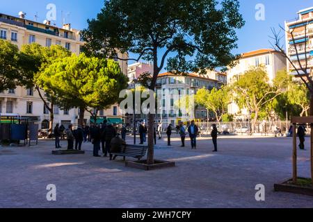 Nizza, Frankreich, große Menschenmengen, Weitwinkelblick, traditionelles Pétanque-Ballspiel auf dem Stadtplatz Stockfoto