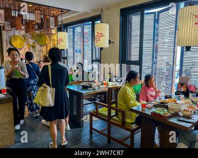 Suzhou, China, große Menschenmengen, sitzen drinnen an Tischen, teilen Mahlzeiten, chinesische Touristen, chinesische Restaurants, Stockfoto