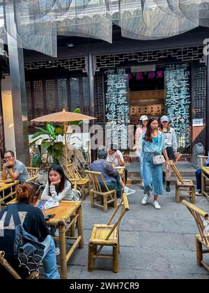 Suzhou, China, große Menschenmengen, sitzen drinnen an Tischen, teilen Mahlzeiten, chinesische Touristen, chinesische Restaurants, Stockfoto