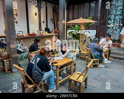 Suzhou, China, große Menschenmengen, sitzen drinnen an Tischen, teilen Mahlzeiten, chinesische Touristen, chinesische Restaurants, Stockfoto