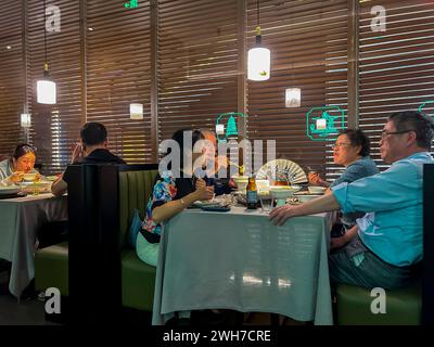 Suzhou, China, große Menschenmengen, sitzen drinnen an Tischen, teilen Mahlzeiten, chinesische Touristen, chinesische Restaurants, Stockfoto