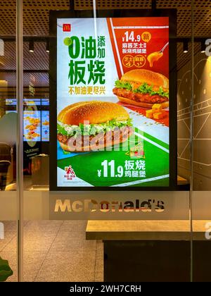 Suzhou, China, Nahaufnahme, Werbung am Schaufenster, Blick in das Einkaufszentrum, Chinesisch , McDonald's Fast Food Restaurants, Schild, Stockfoto