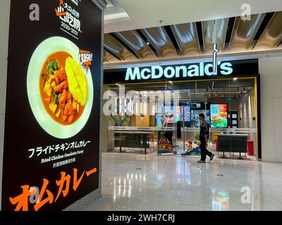 Suzhou, China, Blick in man Walking, Commercial Center, Einkaufszentrum, Chinesisch, McDonald's Fast Food Restaurants, Schild Stockfoto