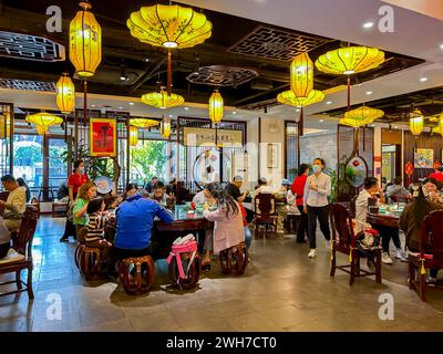 Suzhou, China, große Menschenmengen, sitzen drinnen an Tischen, teilen Mahlzeiten, chinesische Touristen, chinesische Restaurants, Innenräume, asiaten beim Abendessen Stockfoto