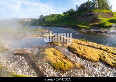 Dampfender Blick auf die natürlichen heißen Quellen, umgeben von der geheimen Lagune in Island Stockfoto