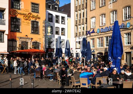 Straßencafés und die Gaststaette Brauerei zum Pfaffen Max Paeffgen am Heumarkt, Köln, Deutschland Strassencafes und die Gaststaette Brauerei zum Pfaffen Stockfoto