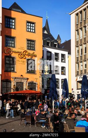 Straßencafés und die Gaststaette Brauerei zum Pfaffen Max Paeffgen am Heumarkt, Köln, Deutschland Strassencafes und die Gaststaette Brauerei zum Pfaffen Stockfoto