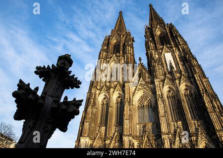 Modell des Pinials vor der Westfassade des Doms befinden sich die Pinials auf den Kirchtürmen, Köln, Deutschland. Modell der Kreuzblume vor Stockfoto