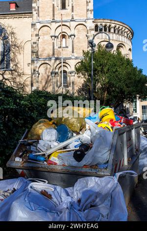 Ein Container und schwere Säcke mit Bauabfällen stehen vor der St. Gereon Church, Köln, Deutschland. ein Container und Schwerlastsaeck Stockfoto