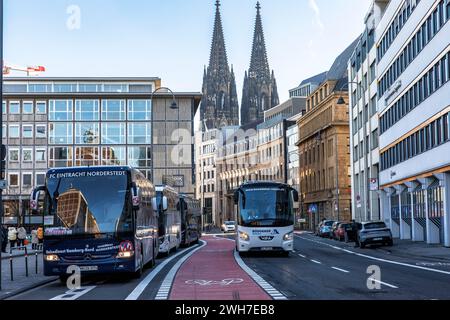 Kutschen und verbreiterter Radweg auf der Gereonstraße, dem Dom, Köln, Deutschland. Reisebusse und verbreiterter Radweg auf der Gereonstrasse, der Stockfoto