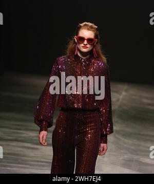 Berlin, Berlin-Friedrichshain, Deutschland. Februar 2024. Berlin: Das Foto zeigt Models mit Designerin Rebekka Ruétz neue Kollektion auf dem Catwalk in der Verti Music Hall. (Kreditbild: © Simone Kuhlmey/Pacific Press via ZUMA Press Wire) NUR REDAKTIONELLE VERWENDUNG! Nicht für kommerzielle ZWECKE! Stockfoto