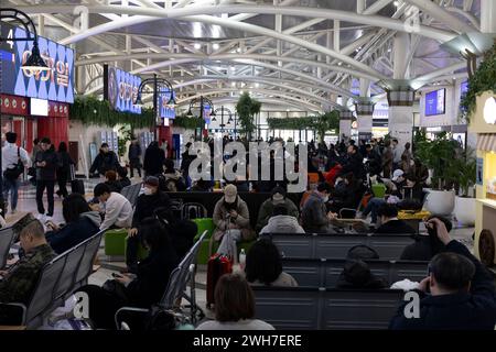 Seoul, Südkorea. Februar 2024. Menschen werden am Gangnam Express Bus Terminal vor dem Neujahrsferien in Seoul, Südkorea, am 8. Februar 2024 gesehen. Quelle: Jun Hyosang/Xinhua/Alamy Live News Stockfoto