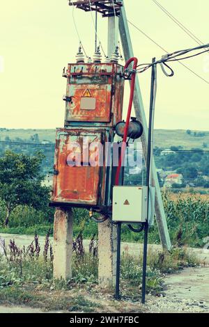 Alter elektrischer Transformator in ländlichen Gebieten Stockfoto