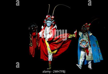 London, Großbritannien. Februar 2024. Schauspieler führen Sichuan Opera während der Chinesischen Students and Scholars Association UK (CSSAUK) Chinese New Year Gala in London, Großbritannien, 7. Februar 2024 auf. Quelle: Li Ying/Xinhua/Alamy Live News Stockfoto