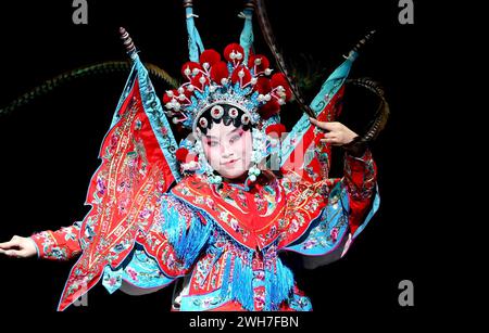 London, Großbritannien. Februar 2024. Ein Schauspieler spielt die Peking Opera während der Chinesischen Studenten- und Gelehrtenvereinigung UK (CSSAUK) Chinese New Year Gala am 7. Februar 2024 in London, Großbritannien. Quelle: Li Ying/Xinhua/Alamy Live News Stockfoto