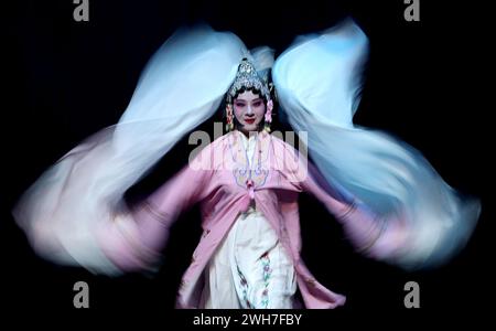 London, Großbritannien. Februar 2024. Ein Schauspieler tritt während der chinesischen Neujahrsgala der Chinese Students and Scholars Association UK (CSSAUK) am 7. Februar 2024 in London auf. Quelle: Li Ying/Xinhua/Alamy Live News Stockfoto