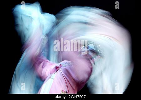 London, Großbritannien. Februar 2024. Ein Schauspieler tritt während der chinesischen Neujahrsgala der Chinese Students and Scholars Association UK (CSSAUK) am 7. Februar 2024 in London auf. Quelle: Li Ying/Xinhua/Alamy Live News Stockfoto