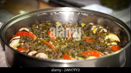 Gedünstetes Gemüse, Tomaten und Auberginen mit gebackenem Gemüse Stockfoto