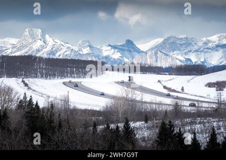 Rocky View County Alberta Canada, 24. Januar 2024: Der Trans Canada Highway schlängelt sich über einen Hügel mit Blick auf die kanadischen Rocky Mountains Stockfoto