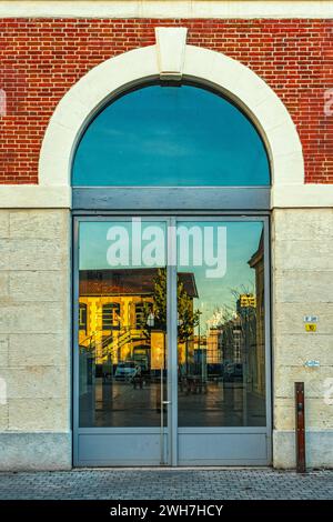 Einblicke in die Ausstellungsräume der Tagungsräume und Werkstätten in der City of Design in Saint-Etienne. Saint-Etienne, Frankreich Stockfoto