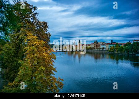 Praha, Tschechische Republik, 26. oktober 2023, Panoramablick auf die moldau *** Praha, Tschechische Republik, 26. Oktober 2023, Panoramablick auf die Moldau Copyright: XWolfgangxSimlingerx Stockfoto