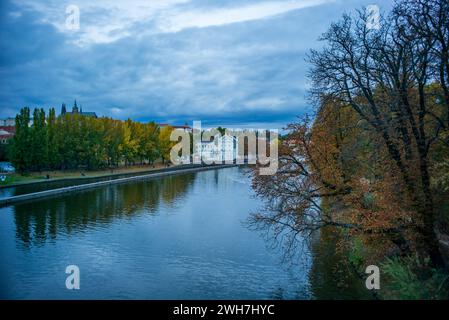 Praha, Tschechische Republik, 26. oktober 2023, Panoramablick auf die moldau *** Praha, Tschechische Republik, 26. Oktober 2023, Panoramablick auf die Moldau Copyright: XWolfgangxSimlingerx Stockfoto