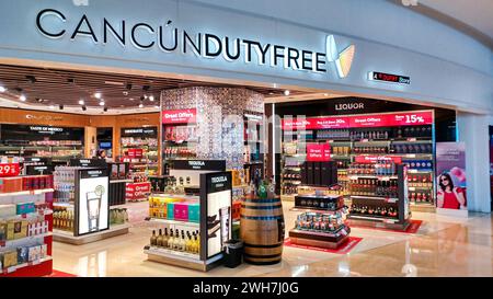 Cancun, Quintana Roo, Mexiko - 20. November 2023: Blick im Duty-Free-Geschäft von Cancun am Terminal 4 des internationalen Flughafens Stockfoto