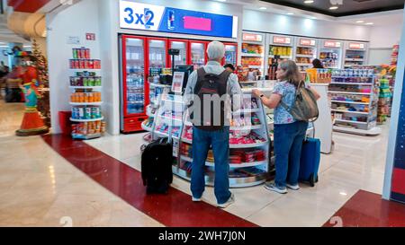 Cancun, Quintana Roo, Mexiko - 20. November 2023: Blick im Duty-Free-Geschäft von Cancun am Terminal 4 des internationalen Flughafens Stockfoto